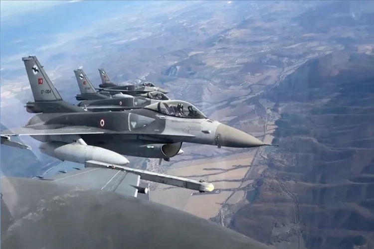 Türk F-16'ları Romanya'da selamlama uçuşu yaptı haberinin görseli