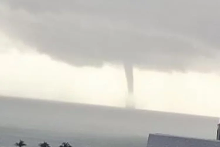 İzmir'de Alaçatı Port açıklarında korkutan hortum