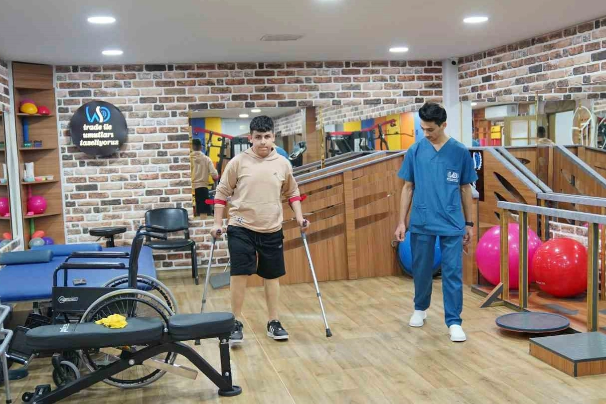 Depremzede Ahmet protez bacaklarla hayata yeniden tutundu haberinin görseli