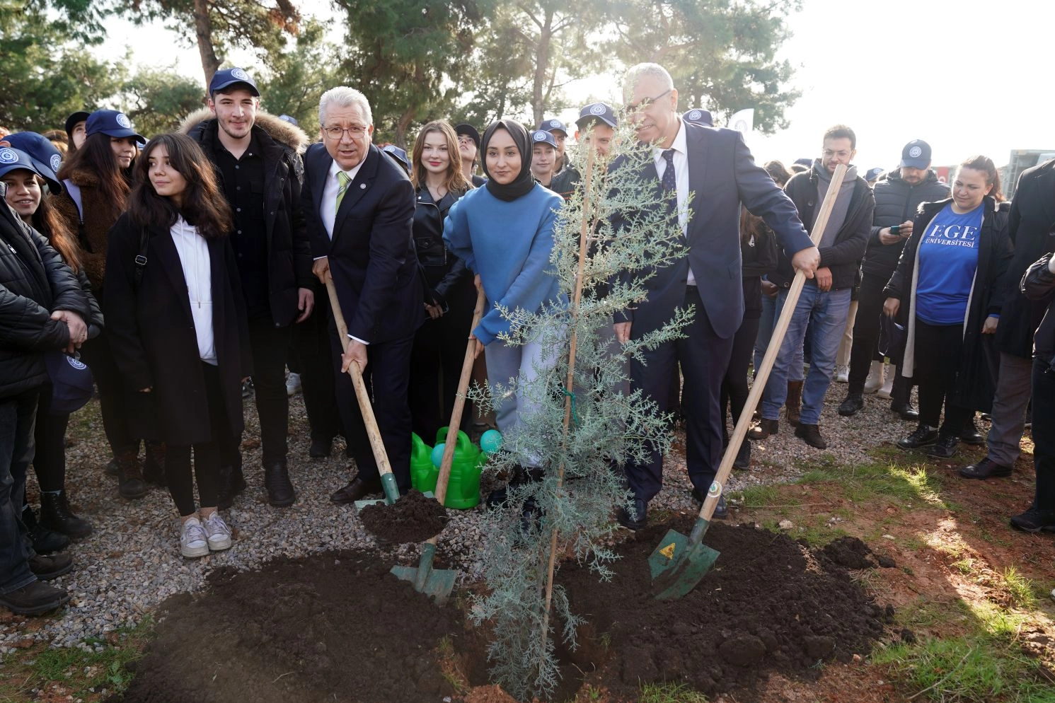 Ege Üniversitesi 100. Yıl Hatıra Ormanı için ilk fidan toprakla buluştu