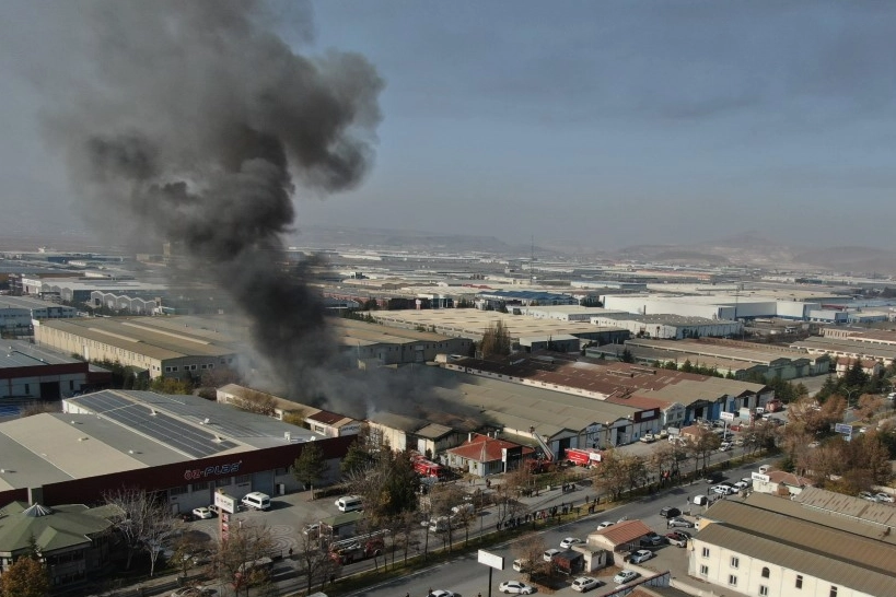 Kayseri'de bir mobilya fabrikasında yangın