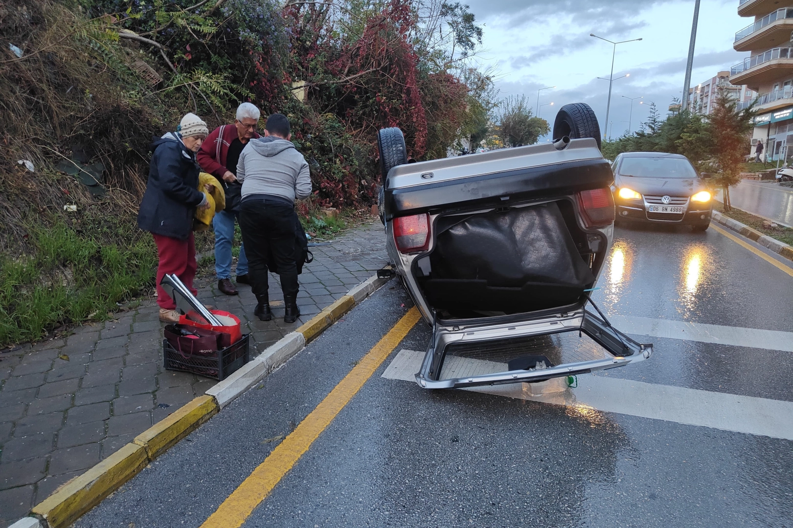 Kediye çarpmamak için manevra yaptığı otomobiliyle takla attı haberinin görseli