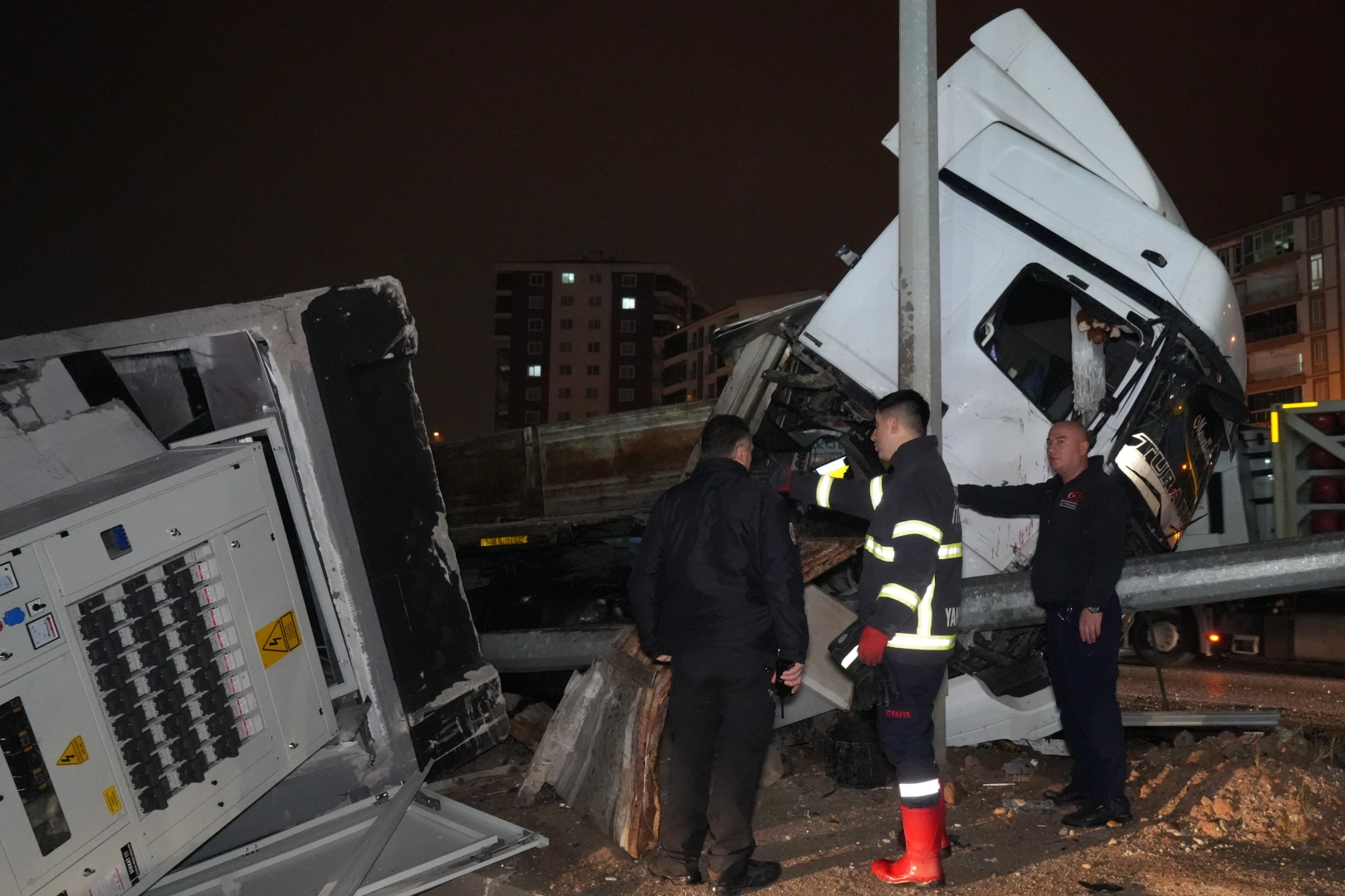 Kırklareli’de trafo yüklü tır aydınlatma direğine çarptı