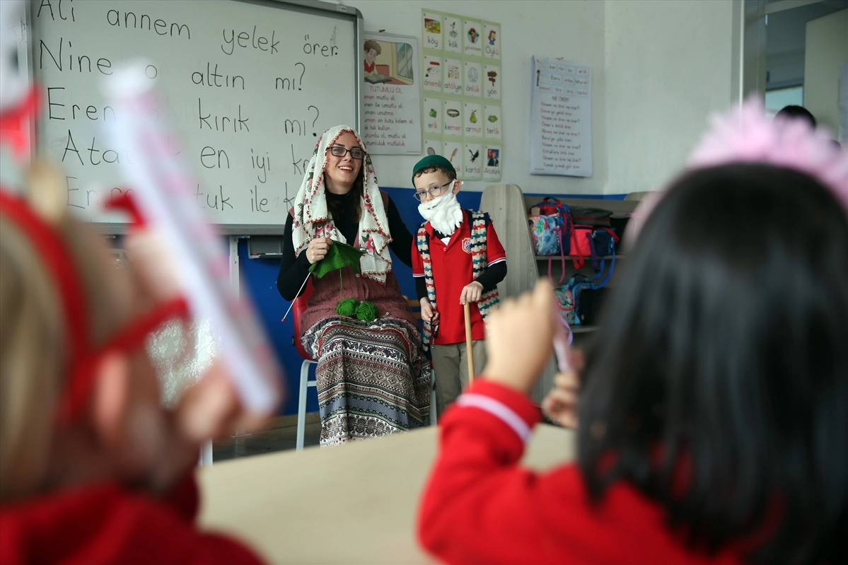  Sabiha öğretmen, öğrencilerini kostümlü oyunlarla eğitiyor