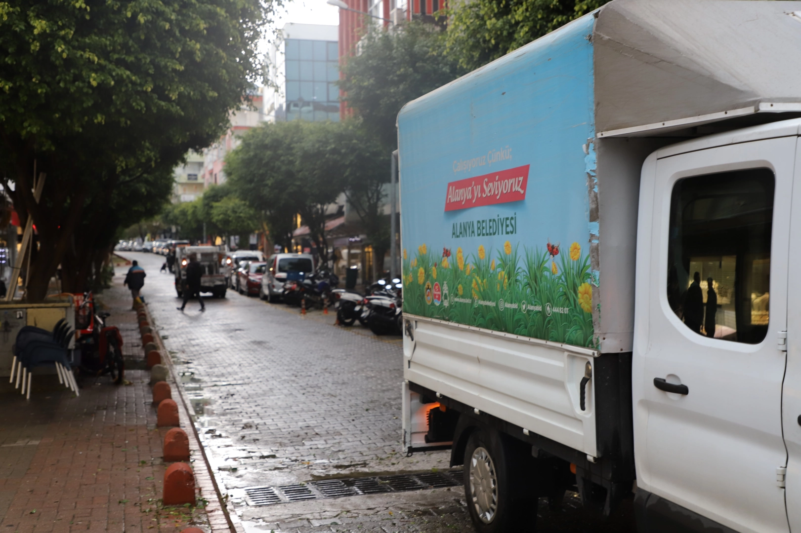 Şiddetli yağışlar sonrası Alanya Belediyesi tüm ekipleri ile sahada