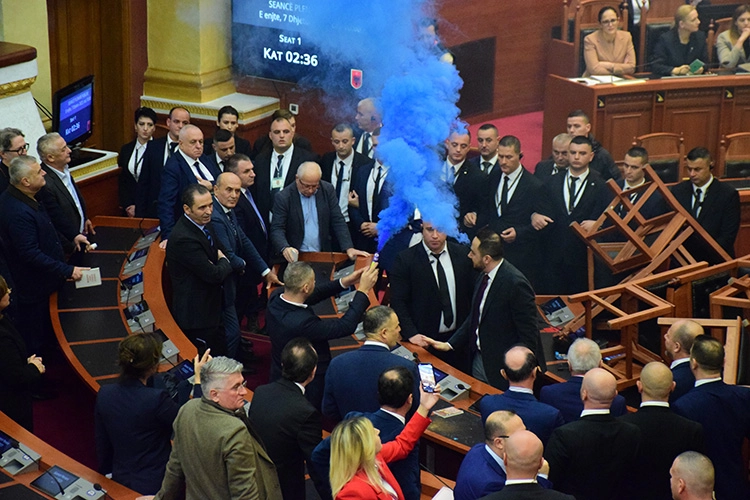 Arnavutluk Meclisi'nde bütçe görüşmeleri sırasında mavi gerginlik haberinin görseli