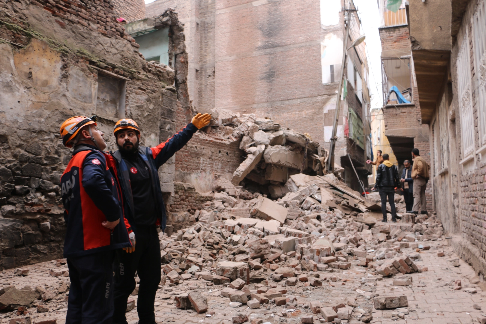 Diyarbakır’da ağır hasarlı bina kendiliğinden çöktü