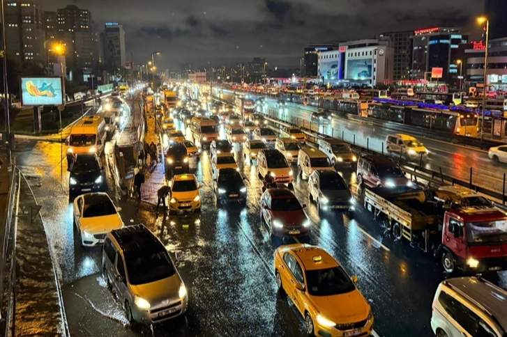 İstanbul trafiğine yağmur etkisi