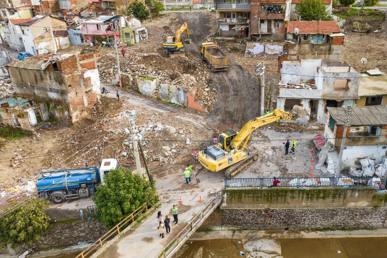 İzmir'in kanayan yarası Yeşildere'de yıkım başladı