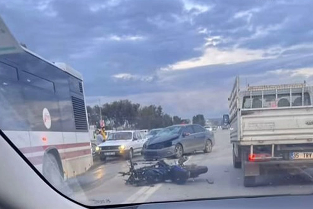 İzmir'de kaza: Metrelerce sürüklendi haberinin görseli