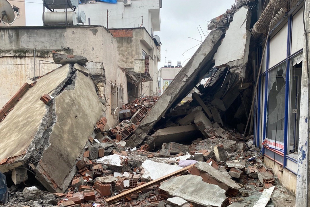 Adıyaman'da yıkımı yapılan bina çevreye zarar verdi