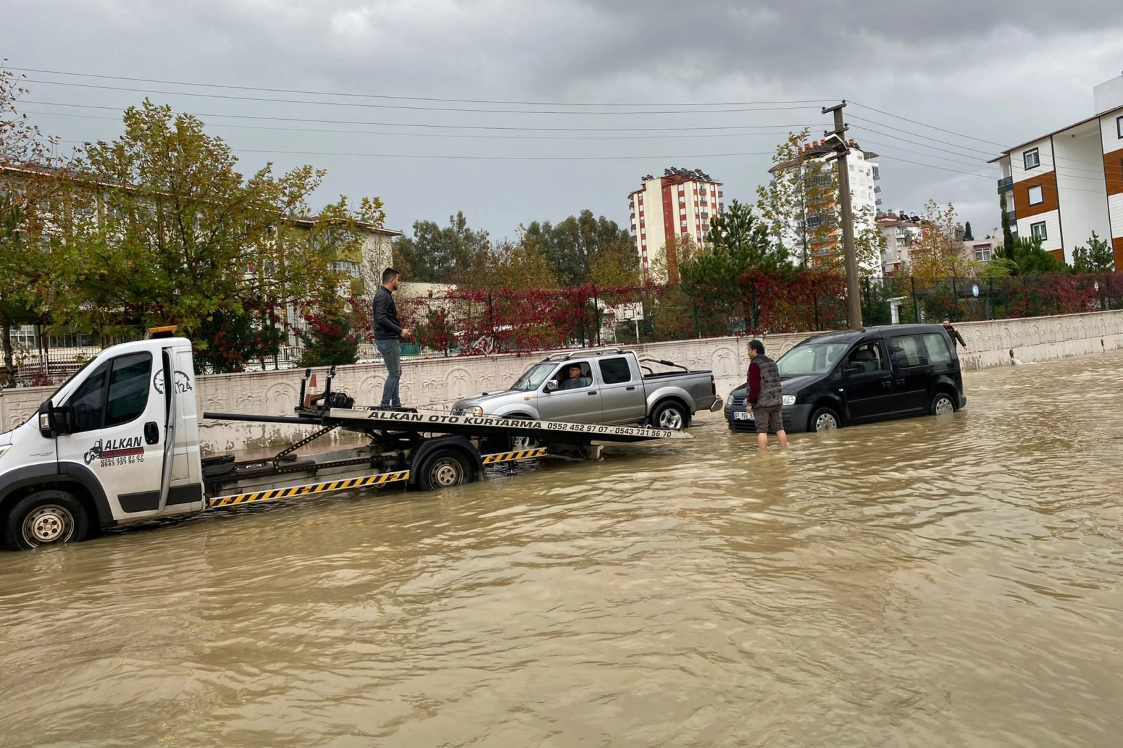 Antalya'da araçlar yolda kaldı, evleri su bastı haberinin görseli