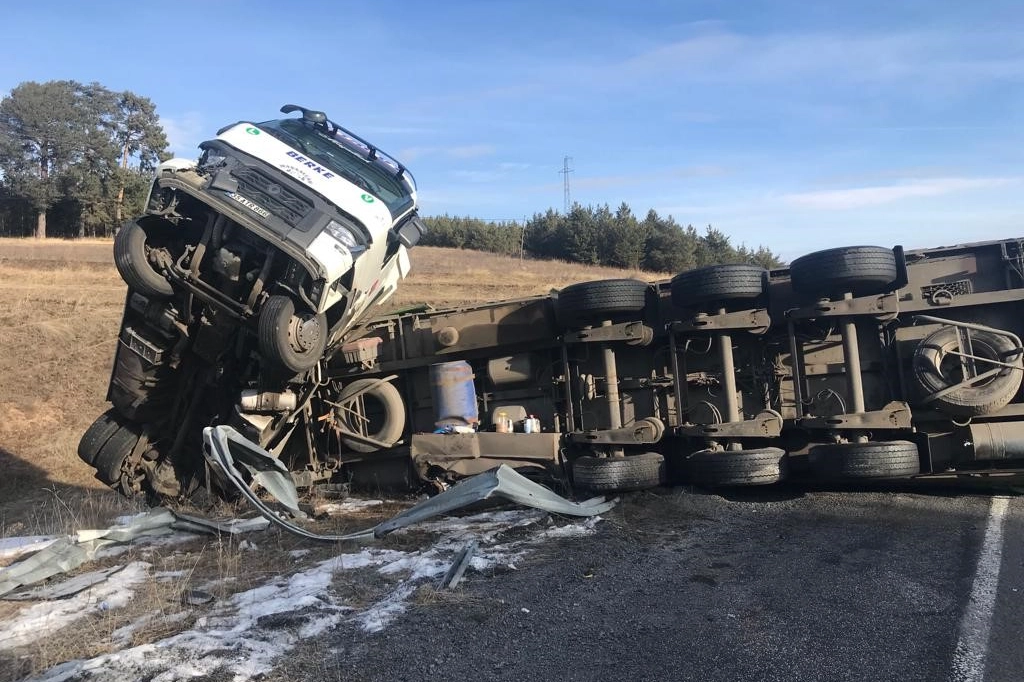 Ardahan’da devrilen kimyasal toz yüklü tır yolu kapattı haberinin görseli