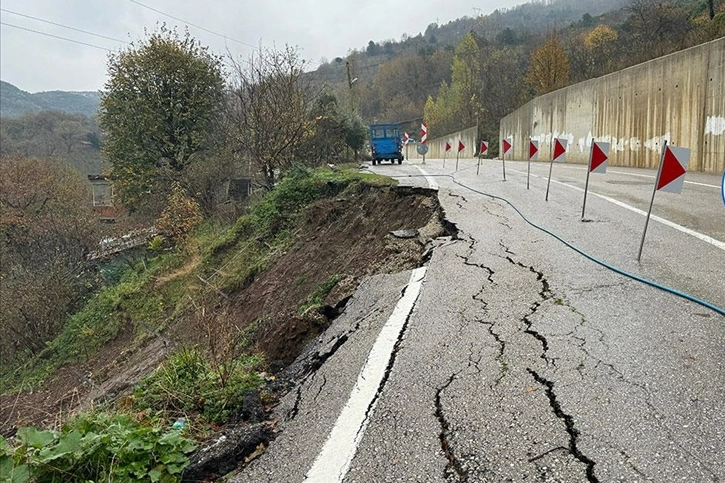 Bartın-Kastamonu kara yolunda heyelan