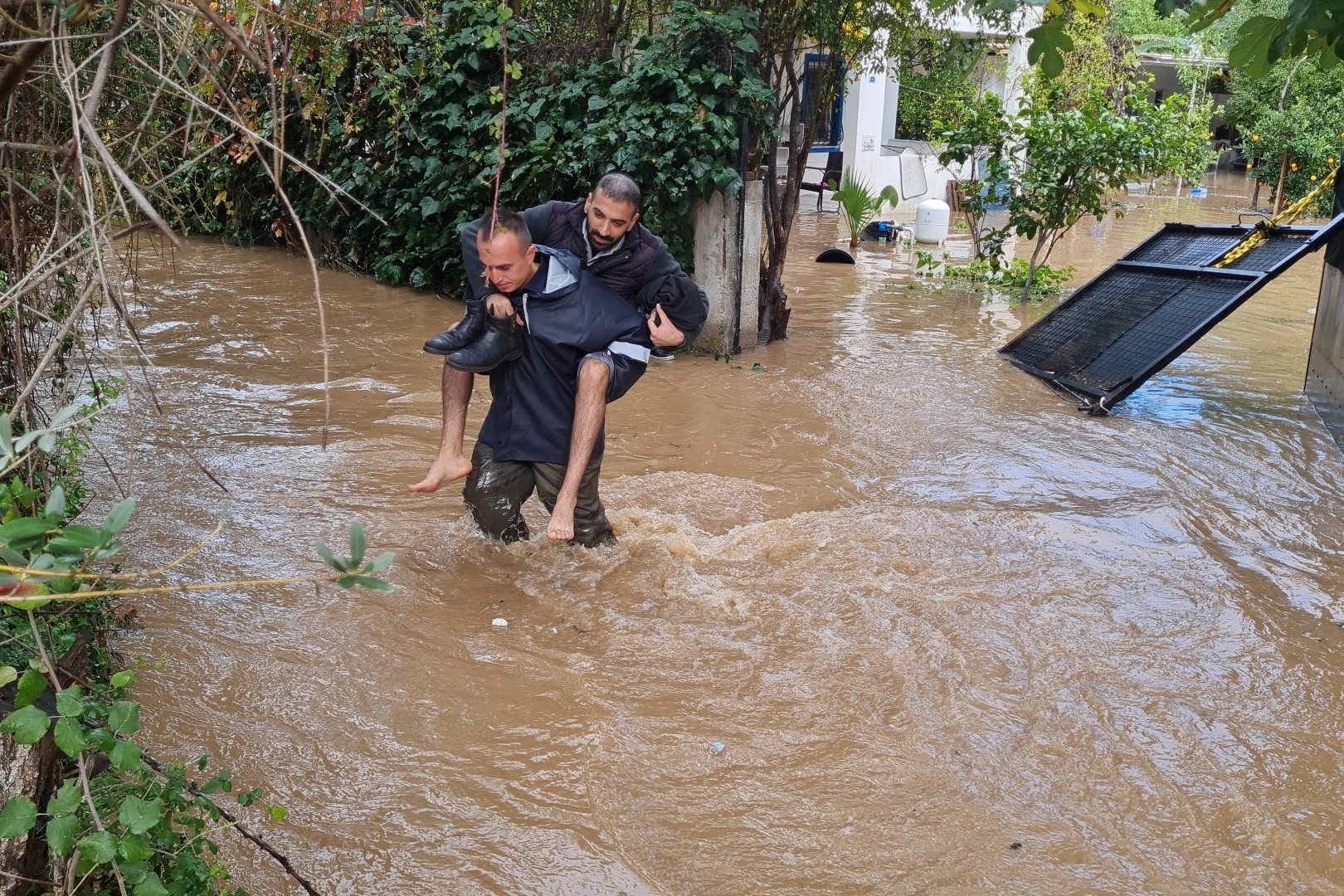 Bodrum'da dere taştı, 4 kişi mahsur kaldı