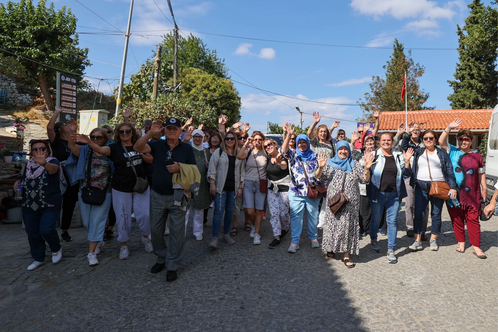 Buca Belediyesinin ücretsiz gezileri vatandaşları mutlu etti haberinin görseli