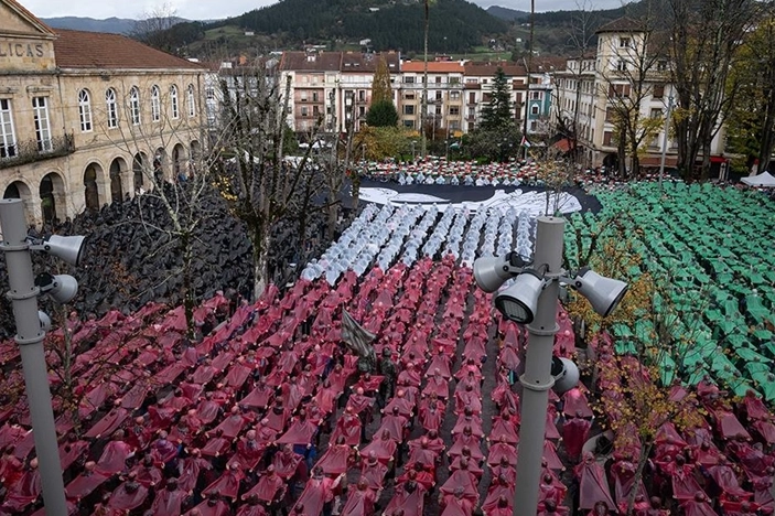 İspanya'da yüzlerce kişi insan mozaiği oluşturarak Filistin'e destek verdi