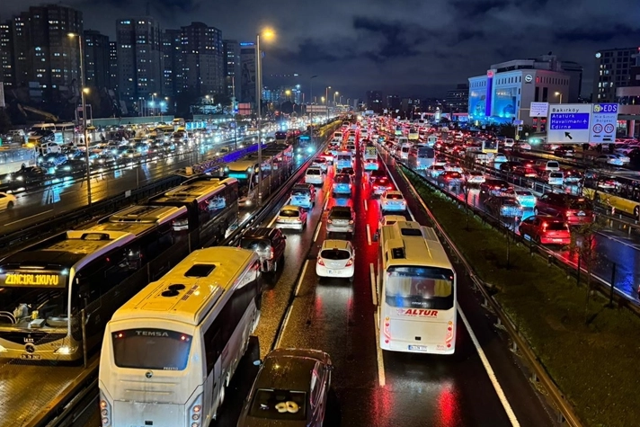 İstanbul'da akşam trafik yoğunluğu yüzde 85'i gördü