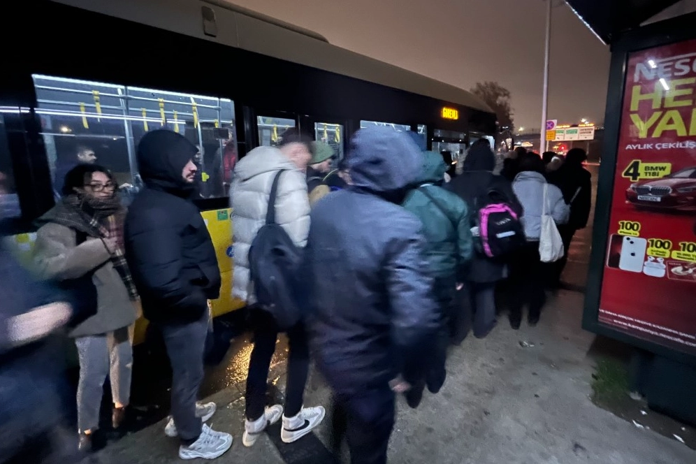 İstanbul'da tramvay arızası: Vatandaşların mağduriyeti kameralara yansıdı