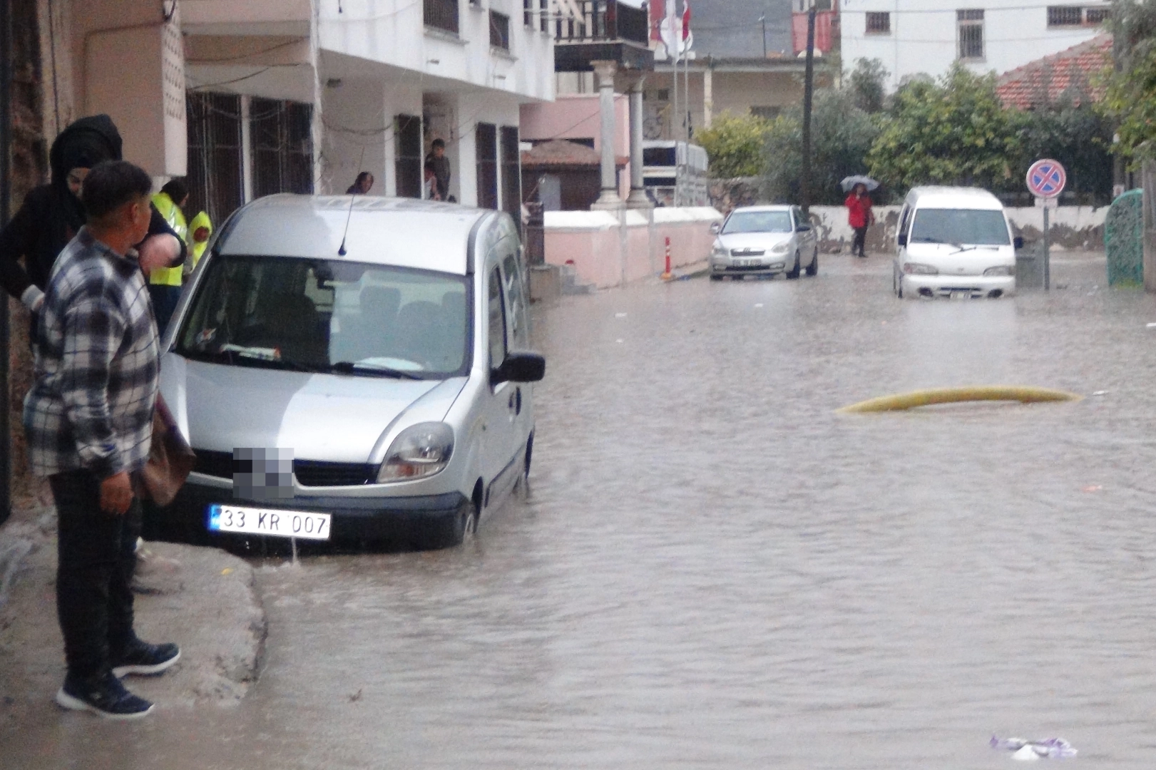 Mersin’de sağanak yağış: Araçlar suya gömüldü