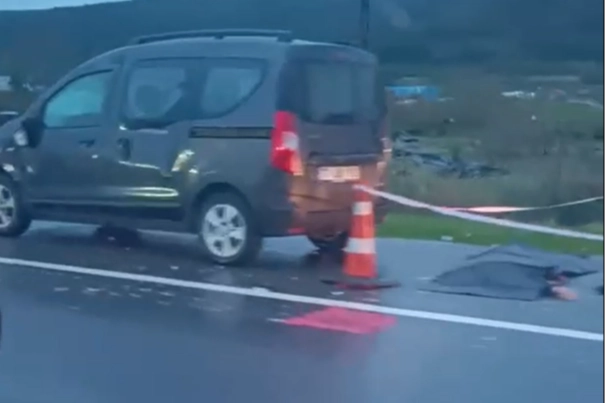 Yalova’da hafif ticari araç yayaya çarptı haberinin görseli