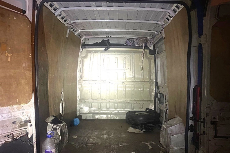 Yunanistan’a kaçmaya çalışıyorlardı… Kapalı kasa kamyonet içinde yakalandılar haberinin görseli