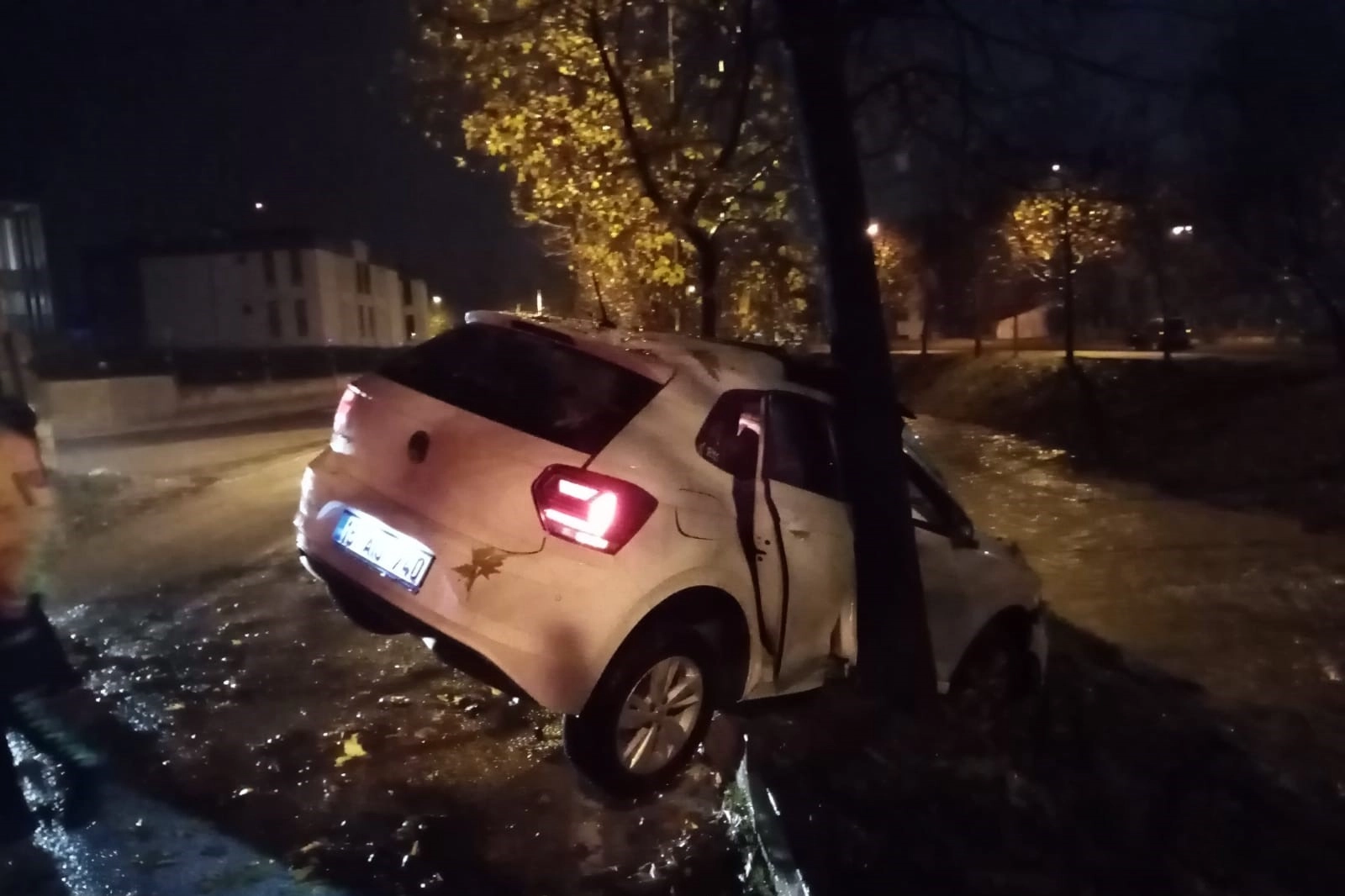 Babasından habersiz otomobili kaçırdı, sonu hastanede bitti