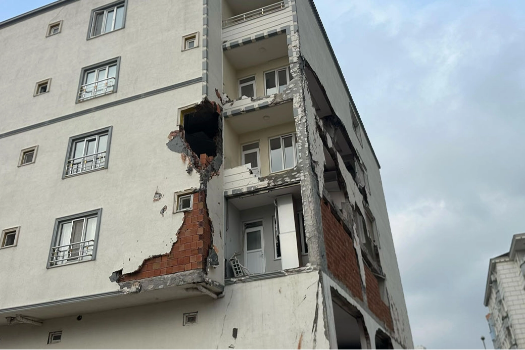 Batman'da bu apartman depremin değil, yıkım ekibinin mağduru