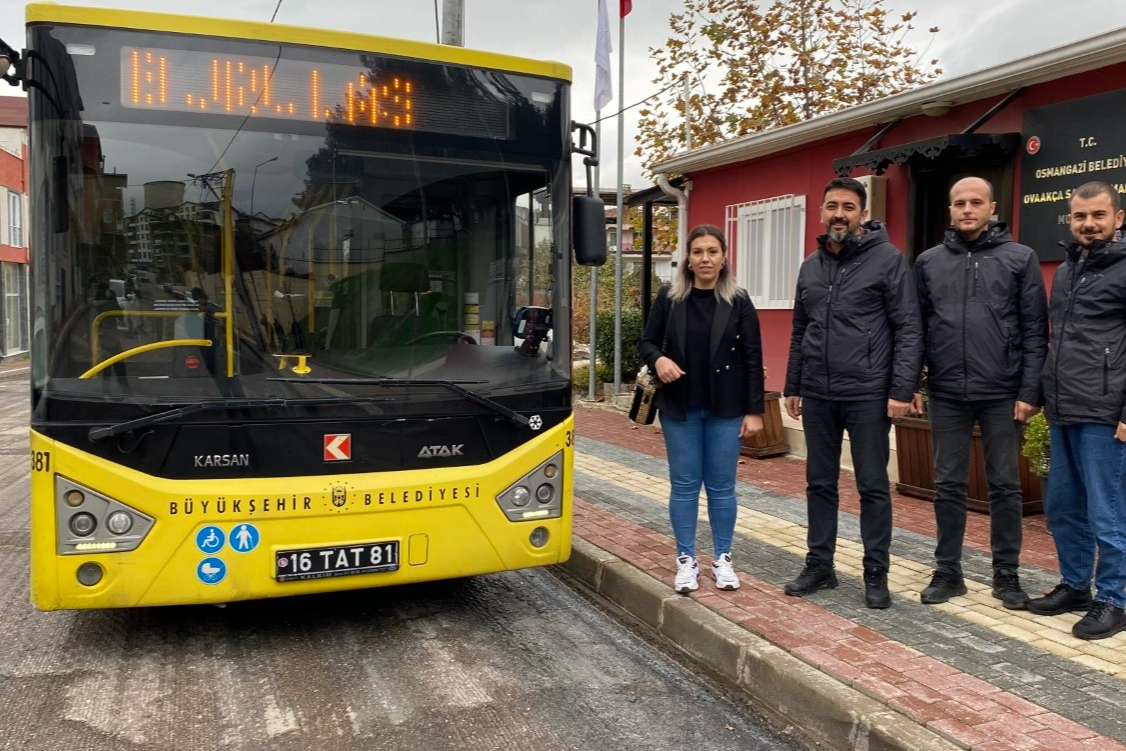 Bursa’da mahalleliden 5 yıl sonra gelen belediye otobüsü için coşkulu karşılama