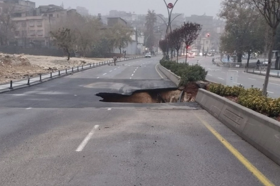 Gaziantep’te sağanak yağış etkili oldu: Yol çöktü haberinin görseli