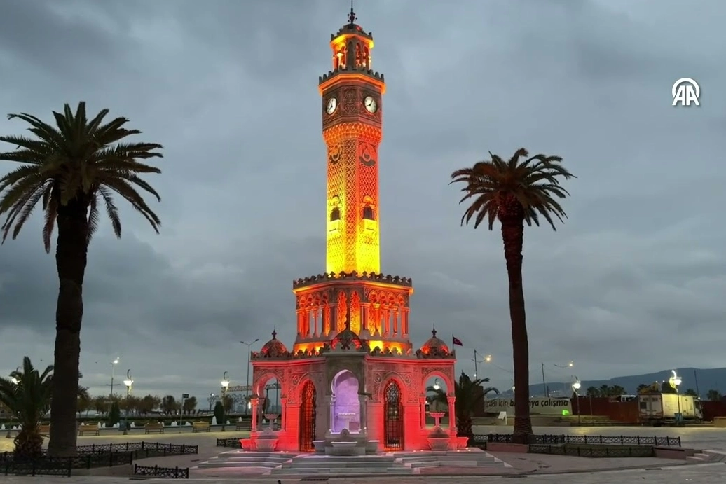 İzmir'de sabahın ilk ışıkları Saat Kulesi'ne vuruyor