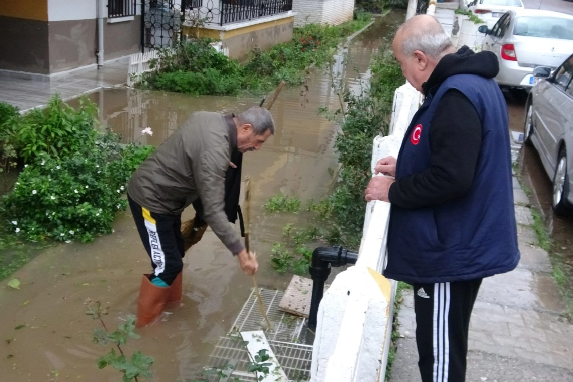 Mersin sağanak yağışa teslim oldu: Bazı sitelerin bahçeleri suyla doldu