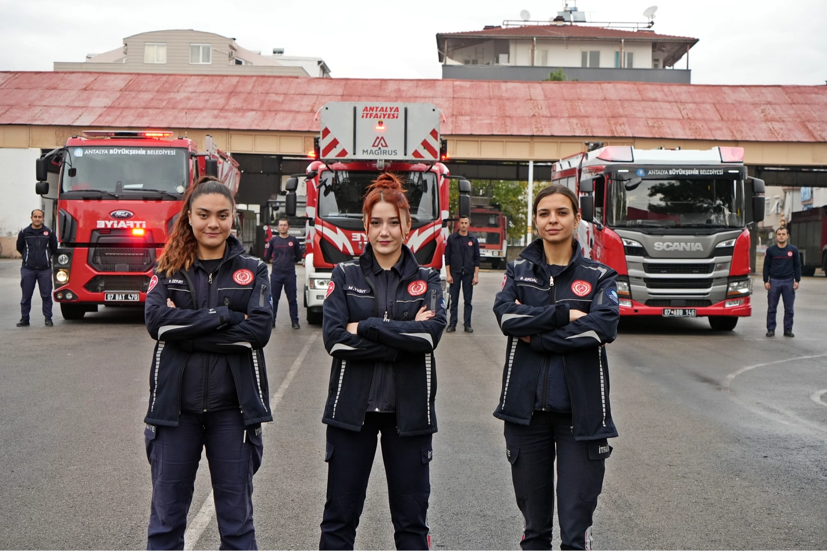 Antalya'daki kadın itfaiyeciler trafikte görenleri şaşırtıyor