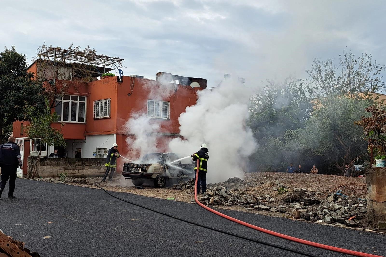 Hatay'da park halindeki otomobil alev alev yandı haberinin görseli