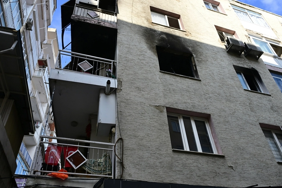 İzmir haber: Yangından etkilenen 2 kişi hastaneye kaldırıldı haberinin görseli