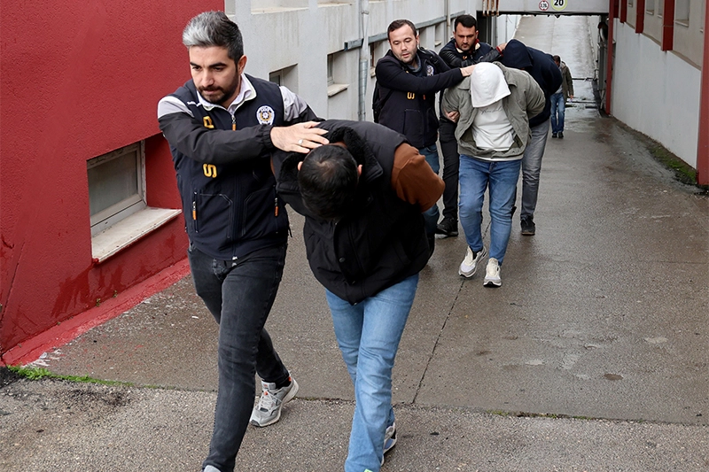 150 milyon liralık vurgun yapmışlardı… Sazan Sarmalı çetesi çökertildi haberinin görseli