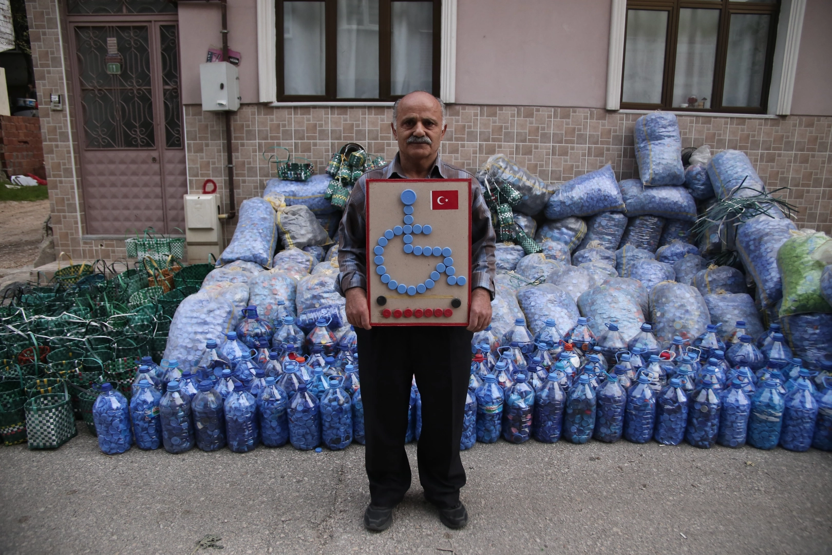 2 yılda 3 ton kapak toplayan vatandaş engelliler için tekerlekli sandalye aldı