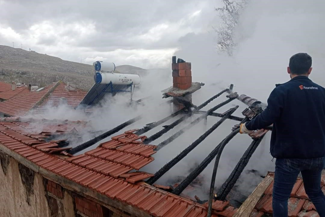 Afyon’da yangın paniği: Sobadan sıçrayan kıvılcımlar evi küle çevirdi haberinin görseli