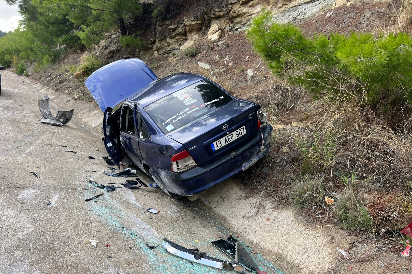 Antalya’da feci kaza: Şarampole böyle devrildi