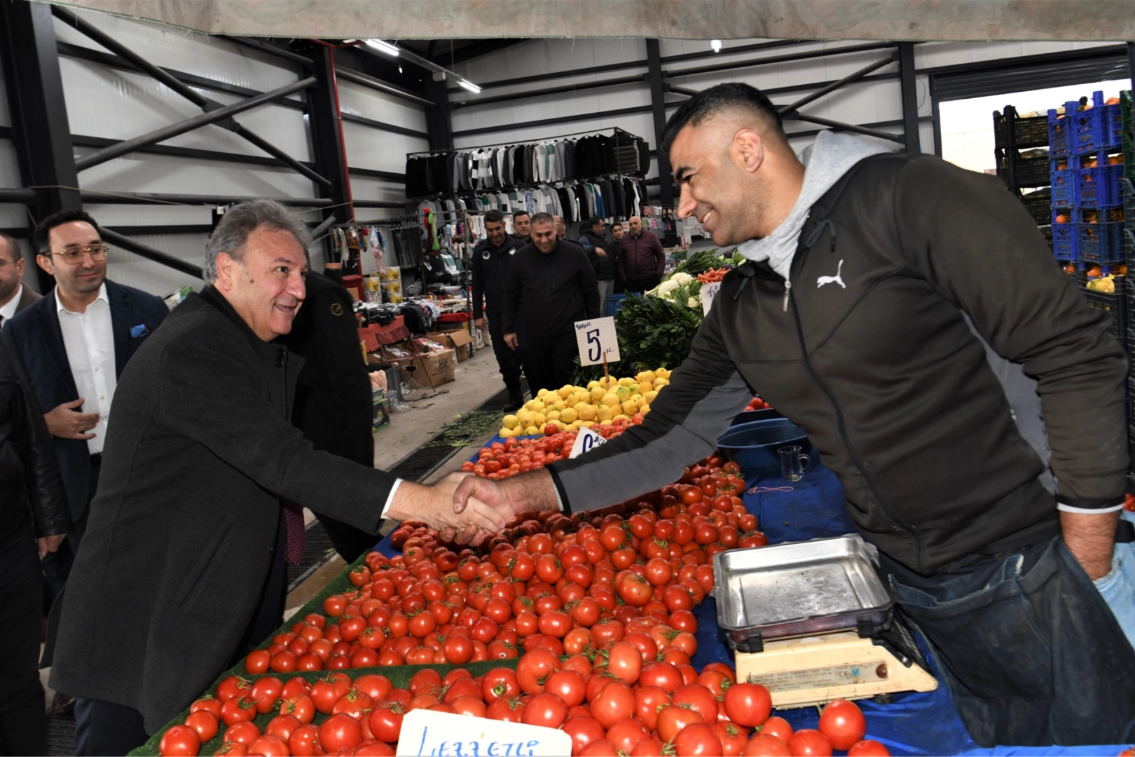 Başkan Mutafa İduğ, pazar esnafını ziyaret etti