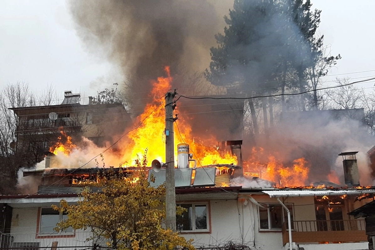 Bolu’da yangın: Evler alevlere teslim oldu