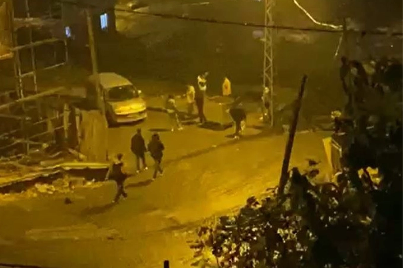 Gençler ellerine aldıkları silahla havaya ateş açtı…Mahalle sakinleri tepki gösterdi haberinin görseli