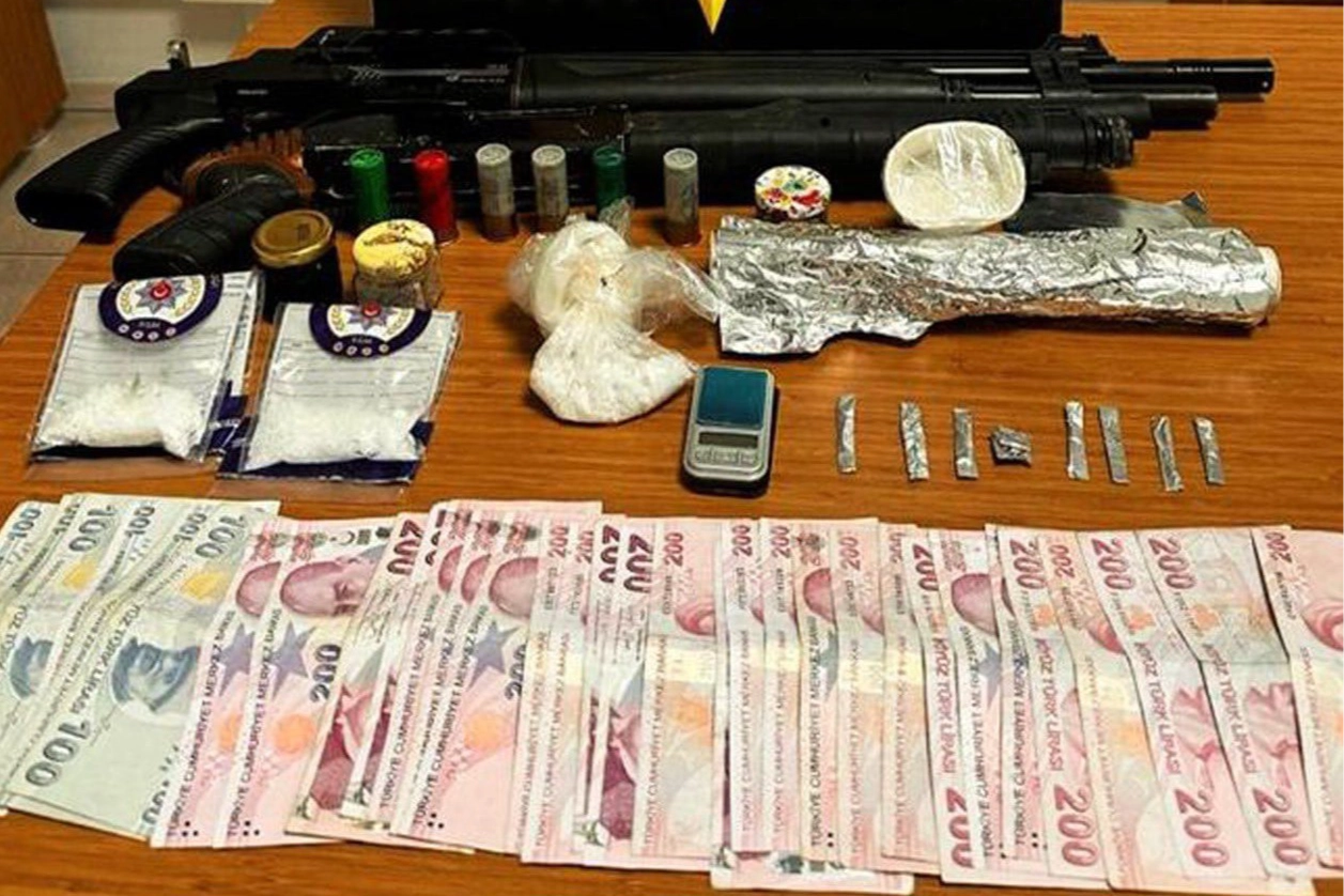 İzmir haber: İzmir polisi zehir tacirlerine göz açtırmıyor haberinin görseli