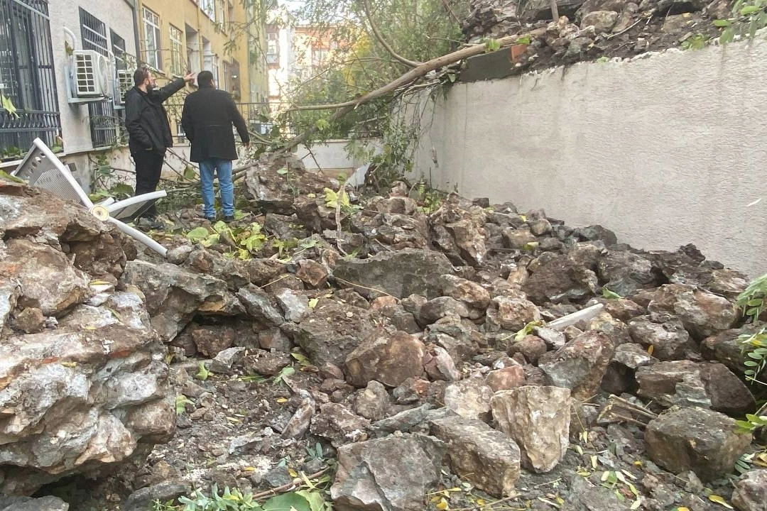Kocaeli'de istinat duvarı çöktü haberinin görseli
