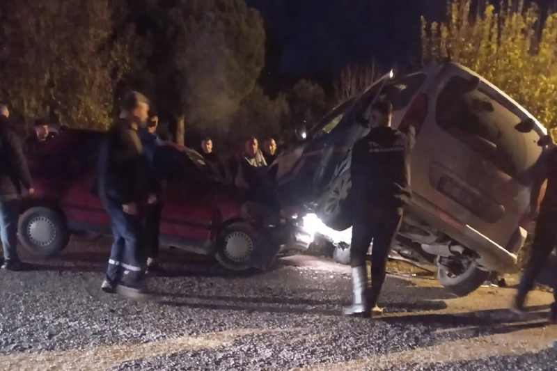 Manisa’da feci kaza: İki otomobil kafa kafaya çarpıştı haberinin görseli