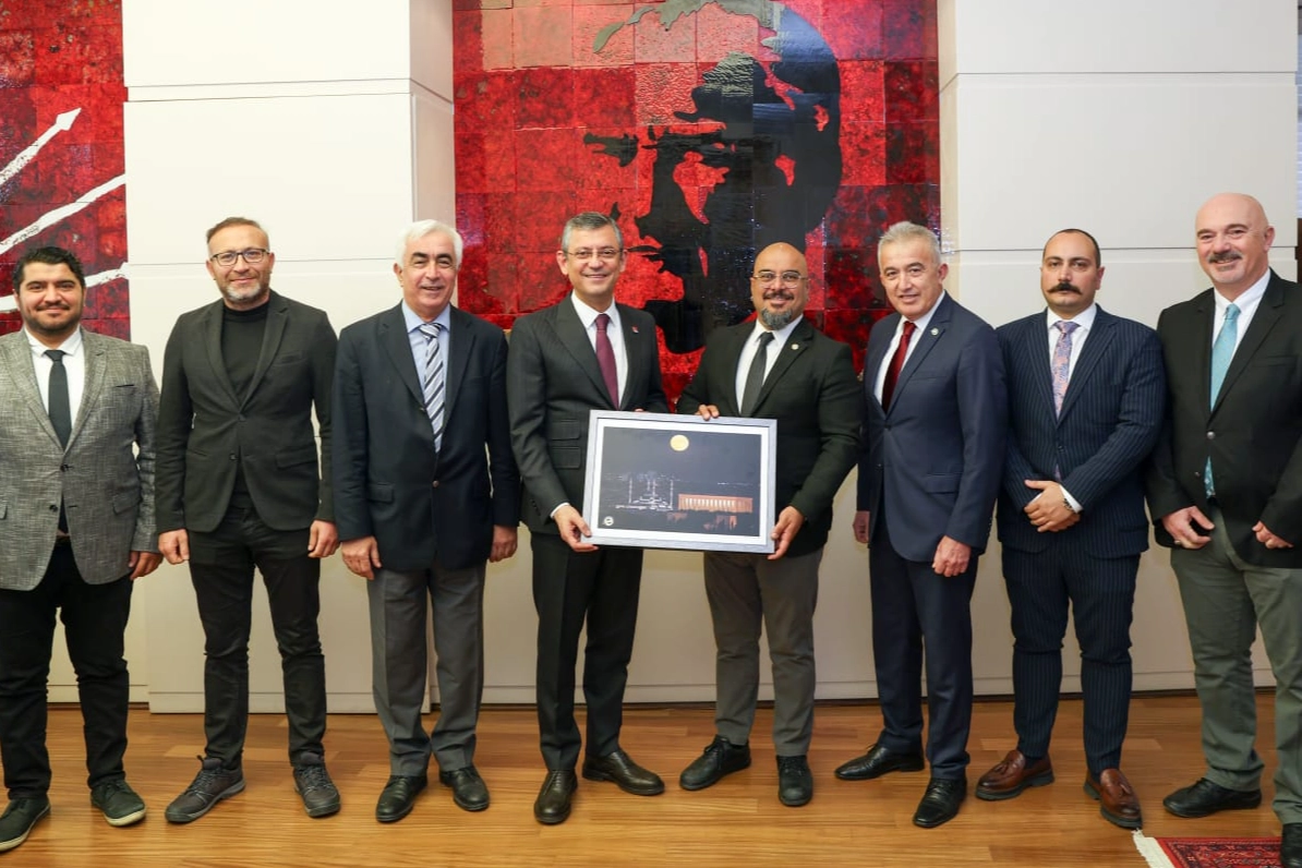 Özgür Özel, Türkiye Foto Muhabirleri Derneği'ni ağırladı haberinin görseli