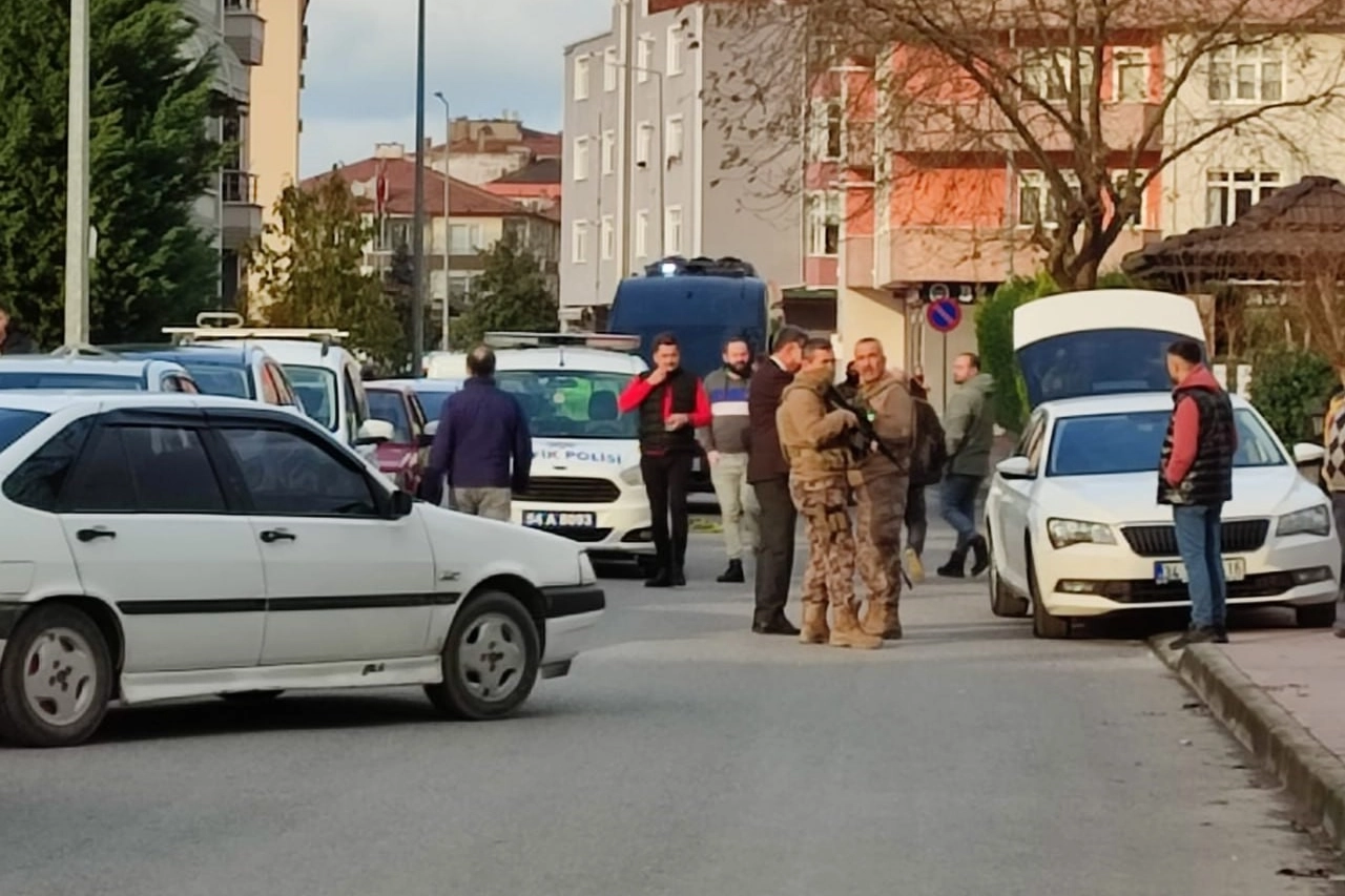 Parkın ortasında kız arkadaşını silahla rehin aldı!