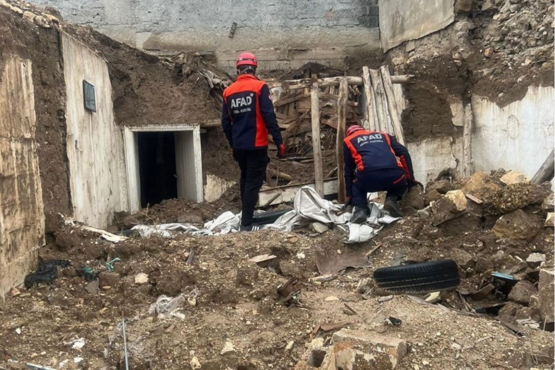 Adıyaman’da ağır hasarlı ev çöktü haberinin görseli