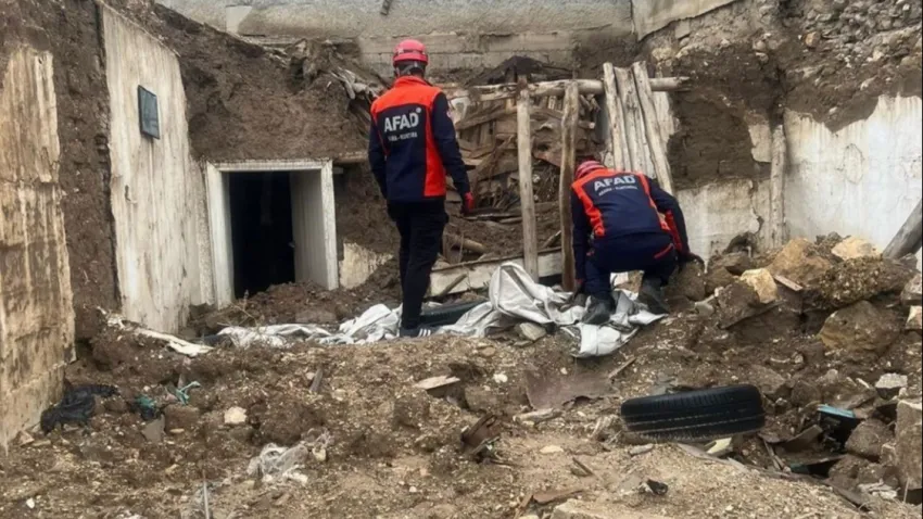 Adıyaman’da ağır hasarlı ev çöktü haberinin görseli