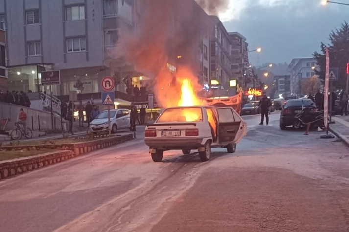 Amasya’da korku dolu anlar… Otomobil alev alev yandı haberinin görseli